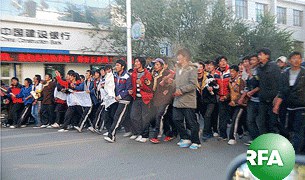 བོད་རིགས་སློབ་མ་ལ་ཉེས་རྡུང༌། བོད་རིགས་སློབ་མ་ལ་ཉེས་རྡུང༌།