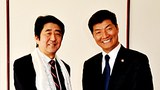 བཀའ་སྤྱི་གཉིས་ནས་སྐུ་ཞབས་ཨ་སྦེ་ལ་འཚམས་འདྲི།