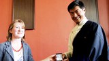 བཀའ་ཁྲི་མཆོག་ལ་གསེར་གྱི་གཟེངས་རྟགས།
