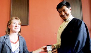བཀའ་ཁྲི་མཆོག་ལ་གསེར་གྱི་གཟེངས་རྟགས། བཀའ་ཁྲི་མཆོག་ལ་གསེར་གྱི་གཟེངས་རྟགས།
