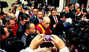 མེཀ་སི་ཀོ་སྲིད་འཛིན་ནས་མཇལ་འཕྲད་ཞུས་པ། མེཀ་སི་ཀོ་སྲིད་འཛིན་ནས་མཇལ་འཕྲད་ཞུས་པ།