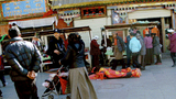 ཕོ་བྲང་པོ་ཏ་ལའི་མདུན་དུ་མེ་ཏོག་ཕུལ་ཡོད་པ།