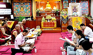 ཐེ་དབན་བོད་མི་ནས་སྨོན་ལམ་གསོལ་འདེབས། ཐེ་དབན་བོད་མི་ནས་སྨོན་ལམ་གསོལ་འདེབས།