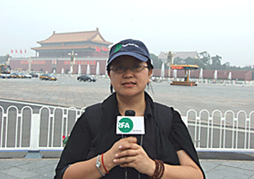 གསར་འགོད་སྒྲོལ་དཀར་ལགས་པེ་ཅིང་ནས་གནས་ཚུལ་གཏོང་བཞིན་པ།