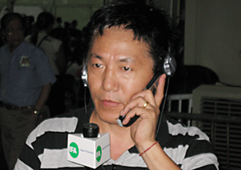 རྒྱ་ནག་ནང་ཆེད་གཏོང་གསར་འགོད་པ་དོན་གྲུབ་རྣམ་རྒྱལ་ལགས་གནས་ཚུལ་ངོ་སྤྲོད་གནང་བཞིན་པ།