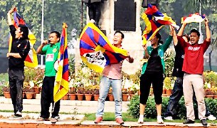 བོད་མི་དྲུག་གློད་བཀྲོལ་བཏང་བ། བོད་མི་དྲུག་གློད་བཀྲོལ་བཏང་བ།