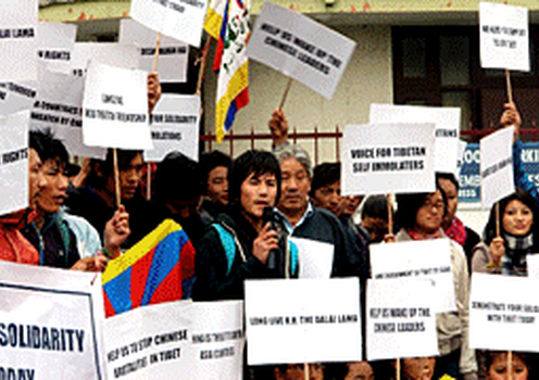 རྒྱ་གར་བྱང་ཕྱོགས་སུ་བོད་མི་མང་སྤྱི་འཐུས་ལྷན་ཚོགས་ཀྱི་སྣེ་ཁྲིད་འོག་བོད་དོན་ཞུ་གཏུག་གི་ལས་འགུལ་དངོས་སུ་དབུ་འཛུགས་གནང་བ།