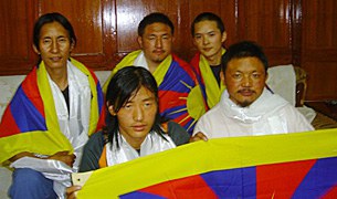 བླ་བྲང་དུ་གསར་འགོད་པའི་མདུན་ངོ་རྒོལ་སྤེལ་བའི་ལས་འགུལ།