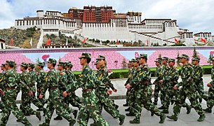 ལྷ་སར་དམ་བསྒྲགས་བྱེད་བཞིན་པ། ལྷ་སར་དམ་བསྒྲགས་བྱེད་བཞིན་པ།