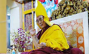 ༸གོང་ས་མཆོག་ནས་ཆོས་འཁོར་བཀའ་དྲིན་སྐྱོང་བཞིན་པ། ༸གོང་ས་མཆོག་ནས་ཆོས་འཁོར་བཀའ་དྲིན་སྐྱོང་བཞིན་པ།