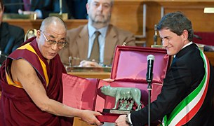 ༸གོང་ས་མཆོག་ལ་རོམ་གྱི་མི་སེར་གཟེངས་རྟགས། ༸གོང་ས་མཆོག་ལ་རོམ་གྱི་མི་སེར་གཟེངས་རྟགས།
