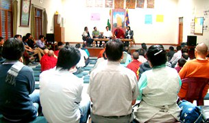 མཚན་བྱང་འགྱུར་བཅོས་ཐད་བགྲོ་གླེང༌། མཚན་བྱང་འགྱུར་བཅོས་ཐད་བགྲོ་གླེང༌།