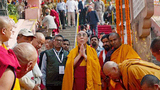 ༸གོང་ས་མཆོག་རྡོ་རྗེ་གདན་དུ་ཞབས་སོར་འཁོད།