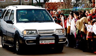 ༸གོང་ས་མཆོག་རྒྱ་གར་ལྷོ་ཕྱོཊ་སུ་ཆིབས་བསྒྱུར། ༸གོང་ས་མཆོག་རྒྱ་གར་ལྷོ་ཕྱོཊ་སུ་ཆིབས་བསྒྱུར།