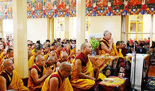 བཞུགས་སྒར་དུ་ཐུགས་སྨོན་གསོལ་འདེབས། བཞུགས་སྒར་དུ་ཐུགས་སྨོན་གསོལ་འདེབས།