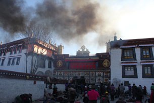 ཨ་མདོ་ཕྱོཊ་སུ་དགའ་སྟོན། ཨ་མདོ་ཕྱོཊ་སུ་དགའ་སྟོན།
