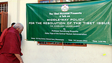 ཕྱི་རྒྱལ་བར་དབུ་མའི་ལམ་གྱི་སྲིད་བྱུས་ངོ་སྤྲོད།