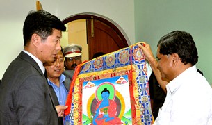 སྤྱི་ཁྱབ་བློན་ཆེན་དང་མཇལ་འཕྲད། སྤྱི་ཁྱབ་བློན་ཆེན་དང་མཇལ་འཕྲད།