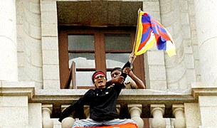 བསྟན་འཛིན་བཙོན་འགྲུས་ལ་བྱ་དགའ། བསྟན་འཛིན་བཙོན་འགྲུས་ལ་བྱ་དགའ།
