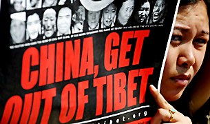 བོད་མི་ཚོས་རྒྱ་ནག་ཕྱི་སྲིད་དྲུང་ཆེར་ངོ་རྒོལ། བོད་མི་ཚོས་རྒྱ་ནག་ཕྱི་སྲིད་དྲུང་ཆེར་ངོ་རྒོལ།