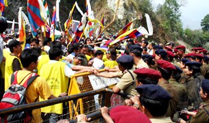 འབྲས་ལྗོངས་ས་སུ་བོད་མི་༡༠༠༠ལྷག་ནས་ངོ་རྒོལ། འབྲས་ལྗོངས་ས་སུ་བོད་མི་༡༠༠༠ལྷག་ནས་ངོ་རྒོལ།