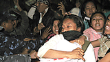 བོད་མི་ངོ་རྒོལ་བ་གསུམ་བཙོན་བཀྲོལ་བཏང༌།