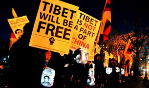 རྒྱ་ནག་སྲིད་འཛིན་ལ་ངོ་རྒོལ་ཉིན་གསུམ་པ། རྒྱ་ནག་སྲིད་འཛིན་ལ་ངོ་རྒོལ་ཉིན་གསུམ་པ།