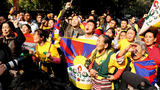 བོད་མི་ཚོས་རྒྱ་ནག་སྲིད་བློན་ལ་ངོ་རྒོལ་བྱེད་བཞིན་པ།