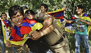 བོད་པའི་སློབ་ཕྲུག་ཚོས་རྒྱ་ནག་ལ་ངོ་རྒོལ་བྱས་པ། བོད་པའི་སློབ་ཕྲུག་ཚོས་རྒྱ་ནག་ལ་ངོ་རྒོལ་བྱས་པ།
