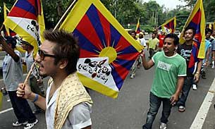 རྒྱ་ནག་གི་ཕྱི་སྲིད་བློན་ཆེན་ལ་ངོ་རྒོལ་བྱས་པ། རྒྱ་ནག་གི་ཕྱི་སྲིད་བློན་ཆེན་ལ་ངོ་རྒོལ་བྱས་པ།