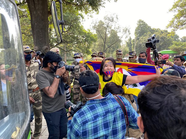 བོད་མི་ཚོས་ལྡི་ལིའི་རྒྱ་ནག་གཞུང་ཚབ་ཁང་གི་མདུན་ངོ་རྒོལ་ལས་འགུལ་སྤེལ་འདུག