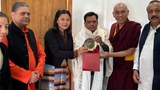 སྤྱི་འཐུས་ལྷན་ཚོགས་ཀྱི་སྐུ་ཚབ་ཚོགས་ཆུང་ཞིག་གིས་མཱ་སྡེ་ཡ་མངའ་སྡེའི་སྤྱི་ཁྱབ་བློན་ཆེན་གཞོན་པ་དང་མཇལ་འཕྲད་གནང་འདུག
