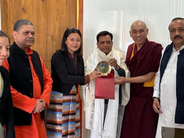 སྤྱི་འཐུས་ལྷན་ཚོགས་ཀྱི་སྐུ་ཚབ་ཚོགས་ཆུང་ཞིག་གིས་མཱ་སྡེ་ཡ་མངའ་སྡེའི་སྤྱི་ཁྱབ་བློན་ཆེན་གཞོན་པ་དང་མཇལ་འཕྲད་གནང་འདུག སྤྱི་འཐུས་ལྷན་ཚོགས་ཀྱི་སྐུ་ཚབ་ཚོགས་ཆུང་ཞིག་གིས་མཱ་སྡེ་ཡ་མངའ་སྡེའི་སྤྱི་ཁྱབ་བློན་ཆེན་གཞོན་པ་དང་མཇལ་འཕྲད་གནང་འདུག