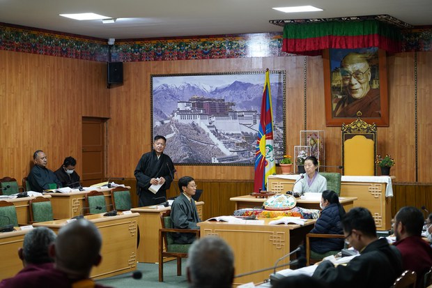 འཛིན་སྐྱོང་གི་ངོས་ནས་ཀརྨ་པ་རིན་པོ་ཆེ་ཚུར་རྒྱ་གར་དུ་ཕེབས་ཐུབ་ཐབས་སུ་ཕྱག་ལས་གནང་བཞིན་པ་གྲོས་ཚོགས་ནང་ལན་འདེབས་གནང་སོང་། འཛིན་སྐྱོང་གི་ངོས་ནས་ཀརྨ་པ་རིན་པོ་ཆེ་ཚུར་རྒྱ་གར་དུ་ཕེབས་ཐུབ་ཐབས་སུ་ཕྱག་ལས་གནང་བཞིན་པ་གྲོས་ཚོགས་ནང་ལན་འདེབས་གནང་སོང་།