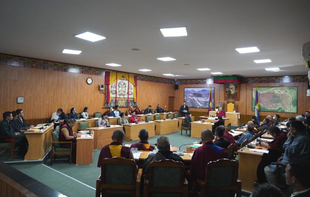 ༧རྒྱལ་དབང་ཀརྨ་པ་ཕྱིར་རྒྱ་གར་དུ་ཕེབས་ཐུབ་ཆེད་བོད་མིའི་སྒྲིག་འཛུགས་ཀྱིས་རྒྱ་གར་གཞུང་དང་བཀའ་མོལ་གནང་མུས་ཡིན་འདུག