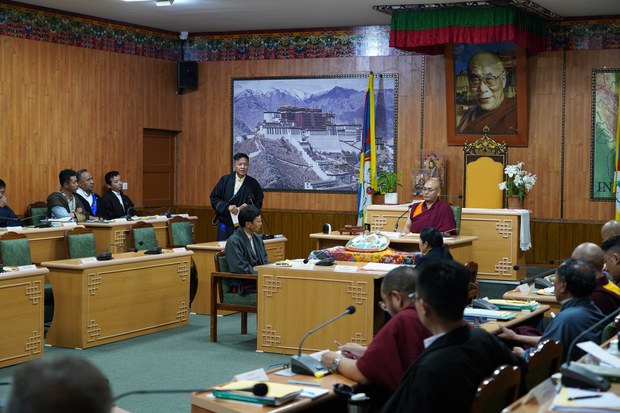 དབུ་མའི་ལམ་གྱི་སྲིད་བྱུས་ལག་བསྟར་ཐད་བཀའ་ཤག་ཙམ་མིན་པར་གྲོས་ཚོགས་ལའང་འགན་སྲུང་འགན་དབང་ཡོད་པ་ངེས་དགོས། སྲིད་སྐྱོང་མཆོག་གིས། དབུ་མའི་ལམ་གྱི་སྲིད་བྱུས་ལག་བསྟར་ཐད་བཀའ་ཤག་ཙམ་མིན་པར་གྲོས་ཚོགས་ལའང་འགན་སྲུང་འགན་དབང་ཡོད་པ་ངེས་དགོས། སྲིད་སྐྱོང་མཆོག་གིས།