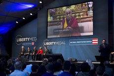 ཨ་རིའི་རང་དབང་གི་གཟེངས་རྟགས་༧གོང་ས་མཆོག་ལ་འབུལ་བ་སྐུ་ཚབ་རྣམ་པ་གསུམ་གྱིས་བཞེས་སྐབས། ༢༠༡༥།༡༠།༢༦