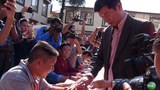 ལས་ཐོག་སྲིད་སྐྱོང་བློ་བཟང་སེང་གེ་མཆོག་གིས་འོས་ཤོག་བླུགས་གནང་བཞིན་པ། ༢༠༡༥།༡༠།༡༨