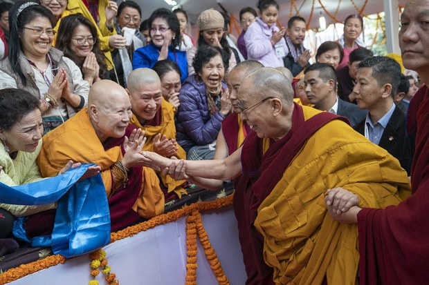 འཛམ་གླིང་འདིའི་ཐོག་ཞི་བདེ་ཡོང་བ་ལ་གཞན་ཕན་གྱི་བསམ་བློ་དགོས་རྒྱུ་གལ་ཆེ། ༧གོང་ས་མཆོག་གིས།