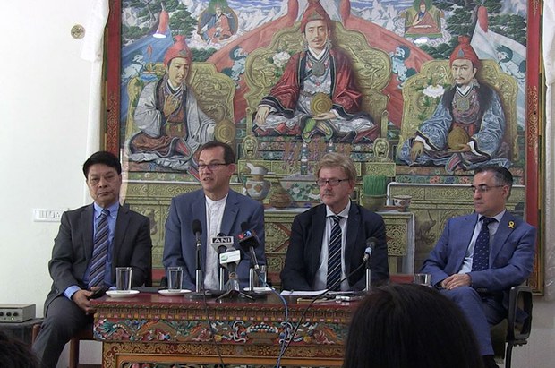 ཡོ་རོབ་གྲོས་ཚོགས་ཀྱི་འཐུས་མི་ཁག་ཅིག་གིས་བོད་དོན་ལ་རྒྱབ་སྐྱོར་གྱི་གསལ་བསྒྲགས། ཡོ་རོབ་གྲོས་ཚོགས་ཀྱི་འཐུས་མི་ཁག་ཅིག་གིས་བོད་དོན་ལ་རྒྱབ་སྐྱོར་གྱི་གསལ་བསྒྲགས།