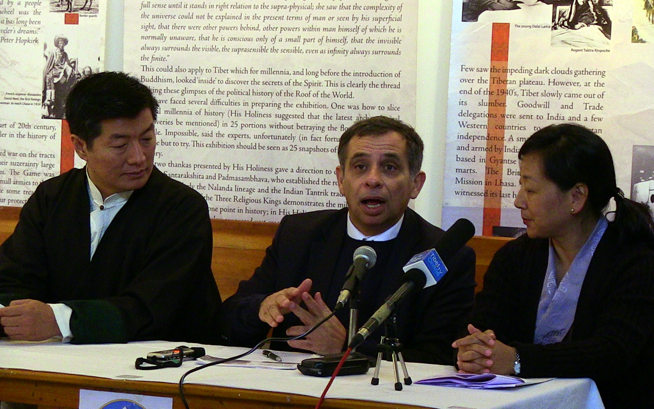 ཡོ་རོབ་སྤྱི་མཐུན་ཚོཊ་ཀྱི་དཔལ་འབྱོར་དང་སྤྱི་ཚོཌ་ཡར་རྒྱས་ལྷན་ཁང་གི་ཚོཌ་གཙོ་Henri Malosseམཆོག་གིས་གསར་འགོད་ལྷན་ཚོགས་ཐོག་གཏམ་བཤད་གནང་བཞིན་པ།