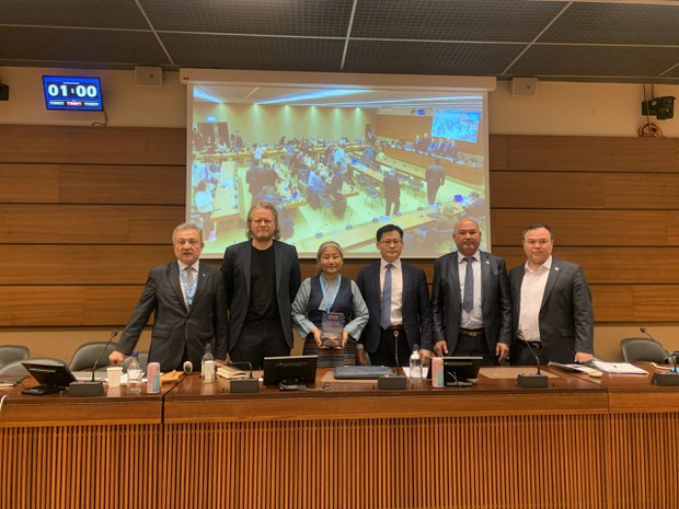 མཉམ་འབྲེལ་རྒྱལ་ཚོགས་ཀྱི་ཟུར་ཚོགས་སུ་སུད་སི་སྐུ་ཚབ་དོན་གཅོད་ཀྱིས་རྒྱལ་སྤྱིའི་སྤྱི་ཚོགས་ནས་བོད་དོན་ལ་རྒྱབ་སྐྱོར་ཡོང་བའི་འབོད་སྐུལ་ཞུས་འདུག