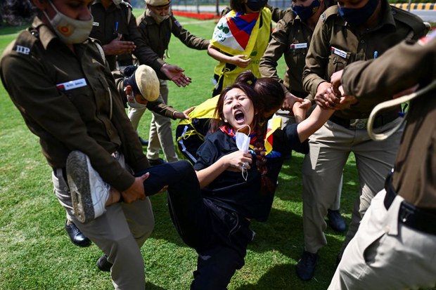 བོད་མི་མང་པོས་ལྡི་ལི་རུ་རྒྱ་ནག་གཞུང་ཚབ་ཁང་གི་མདུན་ངོ་རྒོལ་སྐད་འབོད་བྱས་འདུག