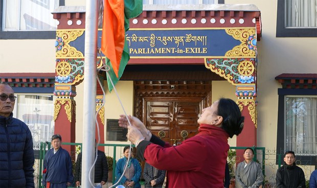 བོད་མིའི་སྒྲིག་འཛུགས་ཀྱིས་རྒྱ་གར་སྤྱི་མཐུན་རྒྱལ་ཁབ་དབུ་བརྙེས་ཏེ་ལོ་ངོ་ ༧༦ འཁོར་བའི་དུས་དྲན་སྲུང་བརྩི་ཞུས་པ། བོད་མིའི་སྒྲིག་འཛུགས་ཀྱིས་རྒྱ་གར་སྤྱི་མཐུན་རྒྱལ་ཁབ་དབུ་བརྙེས་ཏེ་ལོ་ངོ་ ༧༦ འཁོར་བའི་དུས་དྲན་སྲུང་བརྩི་ཞུས་པ།