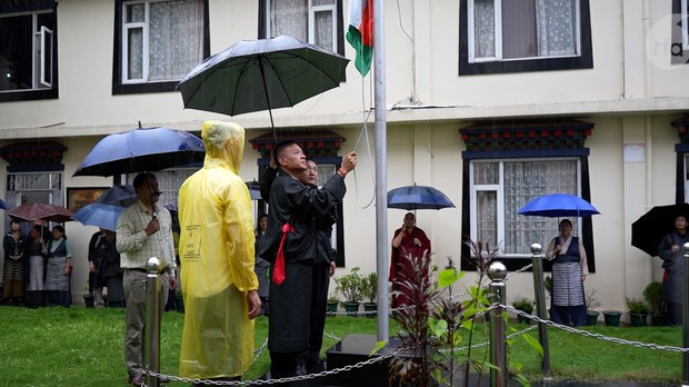 སྲིད་སྐྱོང་མཆོག་གིས་བོད་མི་ཚོས་རྒྱ་གར་ལ་ལོ་བརྒྱ་ཕྲག་གཉིས་ཀྱི་རྗེས་སུ་རང་བཙན་ཐོབ་པའི་ཉམས་མྱོང་ཁྲོད་བསླབ་བྱ་བླངས་ཏེ། སེམས་ཤུགས་མ་ཆག་པར་མུ་མཐུད་འབད་བརྩོན་གནང་དགོས་པའི་སྐུལ་མ་གནང་སོང་། སྲིད་སྐྱོང་མཆོག་གིས་བོད་མི་ཚོས་རྒྱ་གར་ལ་ལོ་བརྒྱ་ཕྲག་གཉིས་ཀྱི་རྗེས་སུ་རང་བཙན་ཐོབ་པའི་ཉམས་མྱོང་ཁྲོད་བསླབ་བྱ་བླངས་ཏེ། སེམས་ཤུགས་མ་ཆག་པར་མུ་མཐུད་འབད་བརྩོན་གནང་དགོས་པའི་སྐུལ་མ་གནང་སོང་།