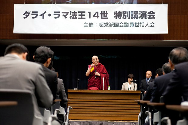 ༧གོང་ས་མཆོག་གིས་ཉི་ཧོང་གྲོས་ཚོགས་ཀྱི་འཐུས་མི་ཚོར་བཀའ་སློབ་སྩལ་བཞིན་པ།