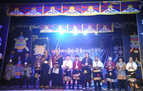 དབྱངས་ལ་ཐིམ་པའི་རྗེས་དྲན་གྱི་རྡོ་རིང་མཚན་ཚོགས་སྐབས་སྒྱུ་རྩལ་བ་ཚོས་མྱ་ངན་ཞུ་བཞིན་པ། དབྱངས་ལ་ཐིམ་པའི་རྗེས་དྲན་གྱི་རྡོ་རིང་མཚན་ཚོགས་སྐབས་སྒྱུ་རྩལ་བ་ཚོས་མྱ་ངན་ཞུ་བཞིན་པ།
