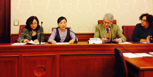 ཕྱི་དྲིལ་བཀའ་བློན་བདེ་སྐྱིད་ཆོས་དབྱངས་མཆོག་གིས་ཨི་ཊ་ལིའི་གྲོས་ཚོགས་ནང་བོད་ནང་གི་འགྲོ་བ་མིའི་ཐོབ་ཐང་གནས་བབ་སྐོར་སྙན་སེང་ཞུ་བཞིན་པ། ༢༠༡༣།༡༢།༥ ཕྱི་དྲིལ་བཀའ་བློན་བདེ་སྐྱིད་ཆོས་དབྱངས་མཆོག་གིས་ཨི་ཊ་ལིའི་གྲོས་ཚོགས་ནང་བོད་ནང་གི་འགྲོ་བ་མིའི་ཐོབ་ཐང་གནས་བབ་སྐོར་སྙན་སེང་ཞུ་བཞིན་པ། ༢༠༡༣།༡༢།༥