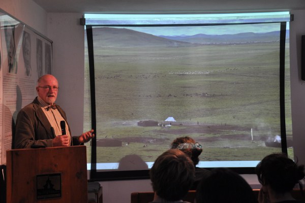 སྐུ་ཞབས་Gabriel Lafitteལགས་ཀྱིས་བོད་ཀྱི་འབྲོག་པའི་སྐོར་ངོ་སྤྲོད་གནང་བཞིན་པ། སྐུ་ཞབས་Gabriel Lafitteལགས་ཀྱིས་བོད་ཀྱི་འབྲོག་པའི་སྐོར་ངོ་སྤྲོད་གནང་བཞིན་པ།