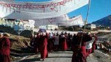 ས་གནས་སུ་མཁན་པོ་ཀརྨ་ཚེ་དབང་ལགས་གློད་བཀྲོལ་གྱི་འབོད་སྐུལ་ལས་འགུལ་སྤེལ་བཞིན་པ།